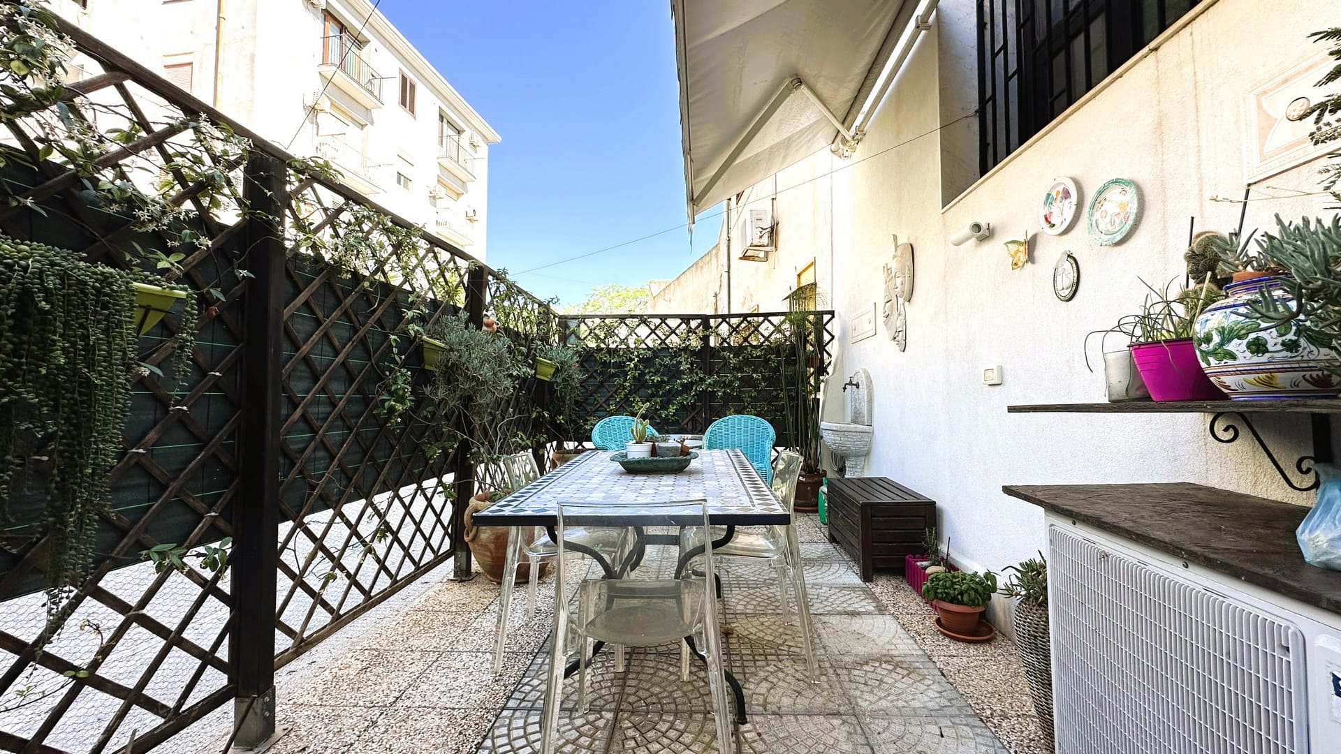 detached house with terrace forsale in the city centre of syracuse