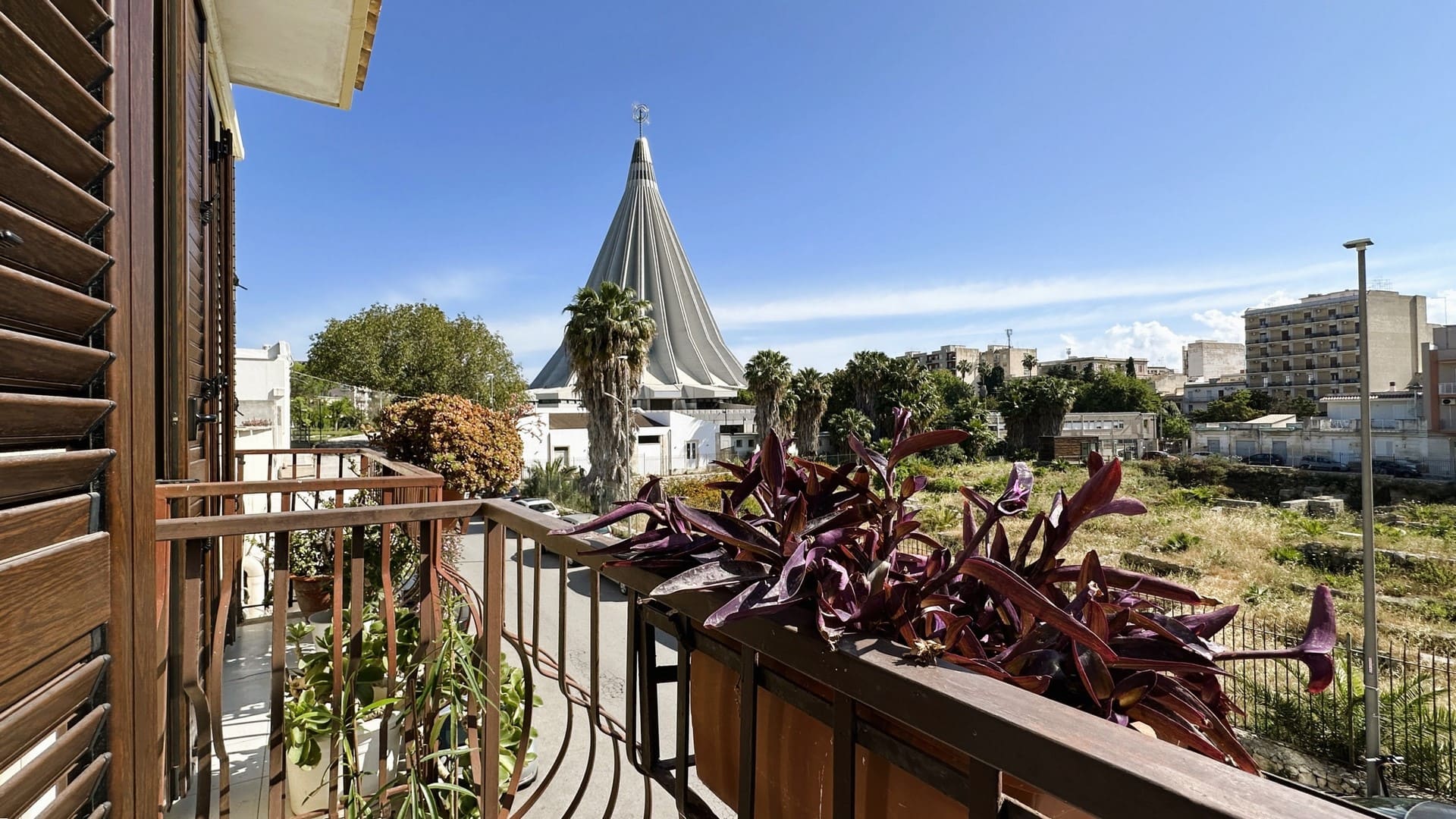 detached house with terrace forsale in the city centre of syracuse