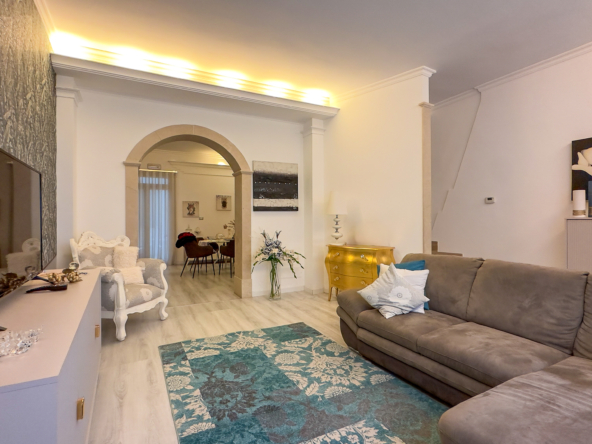 Independent townhouse on three levels with terraces and a courtyard in Canicattini Bagni.