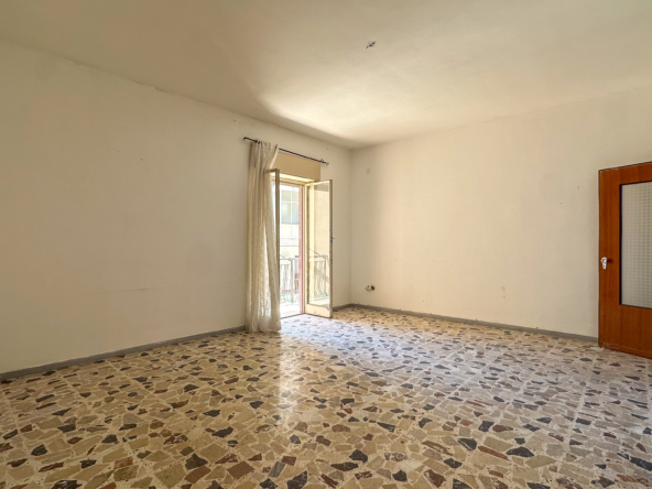Spacious four-room apartment, 141 sqm, with elevator in Siracusa