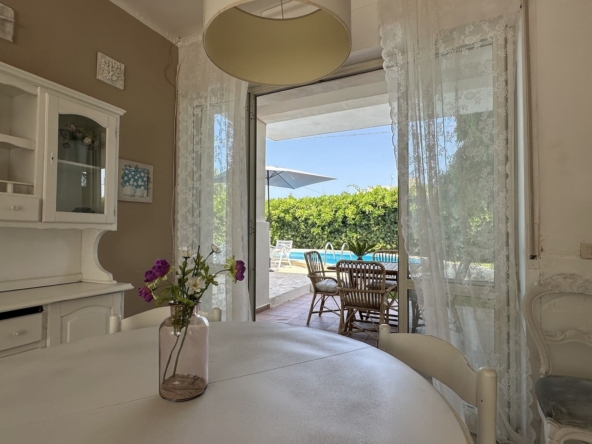 Villa 180 sqm with a swimming pool and garden in Fontane Bianche, Siracusa