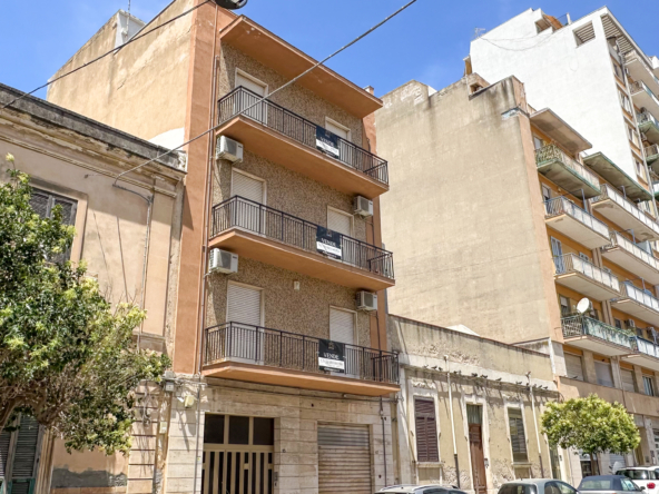 Detached Building with Terrace, Courtyard, and Garage and/or Commercial Space 381 sqm – Syracuse